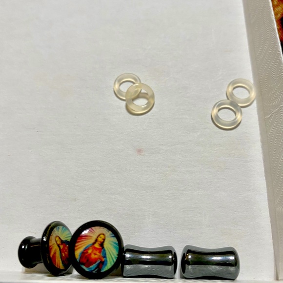 BOGO! 🙏2 gauge Jesus plugs & Silver plugs - Picture 4 of 9